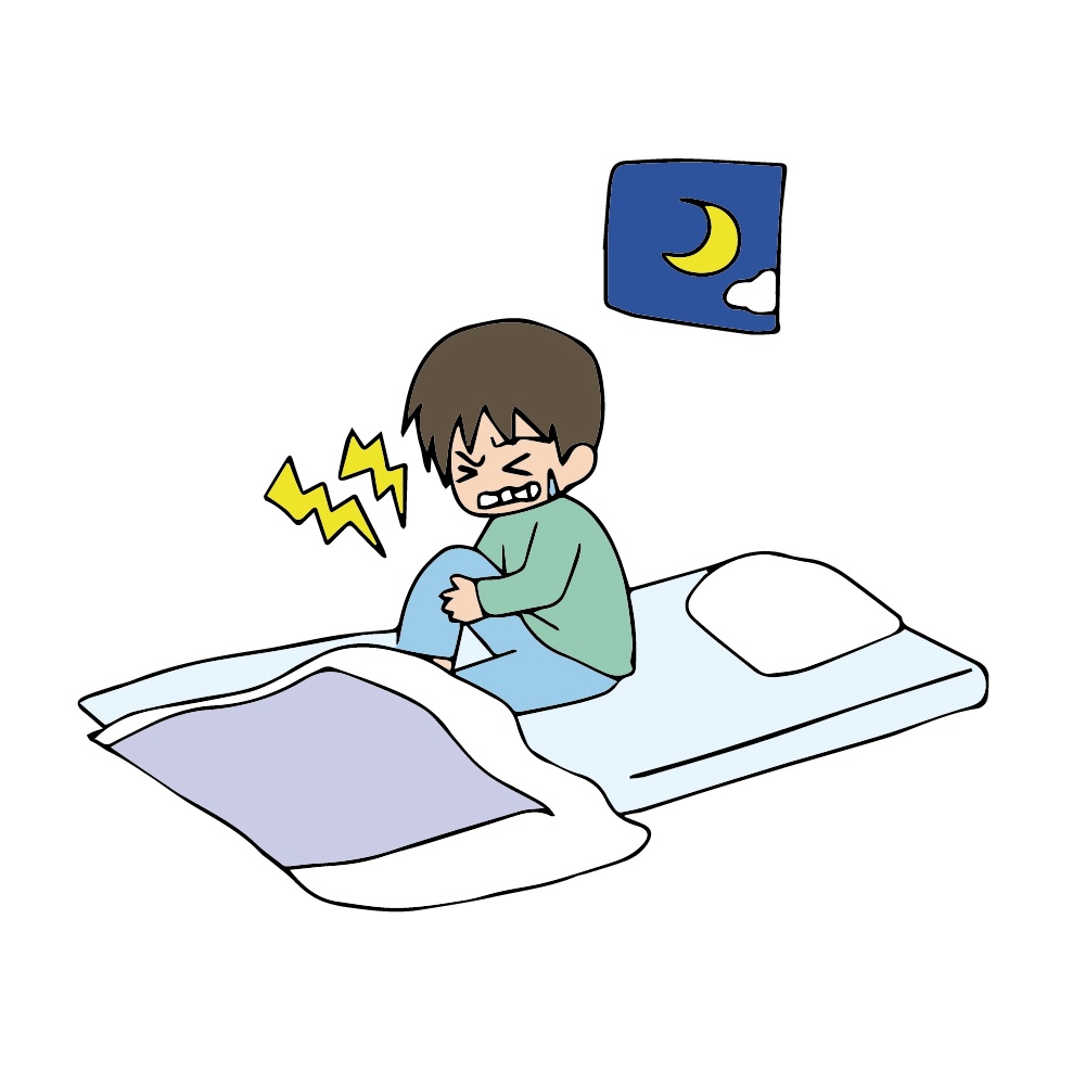 夜、布団の中で足の痛みをこらえて辛そうにしている子どものイラスト