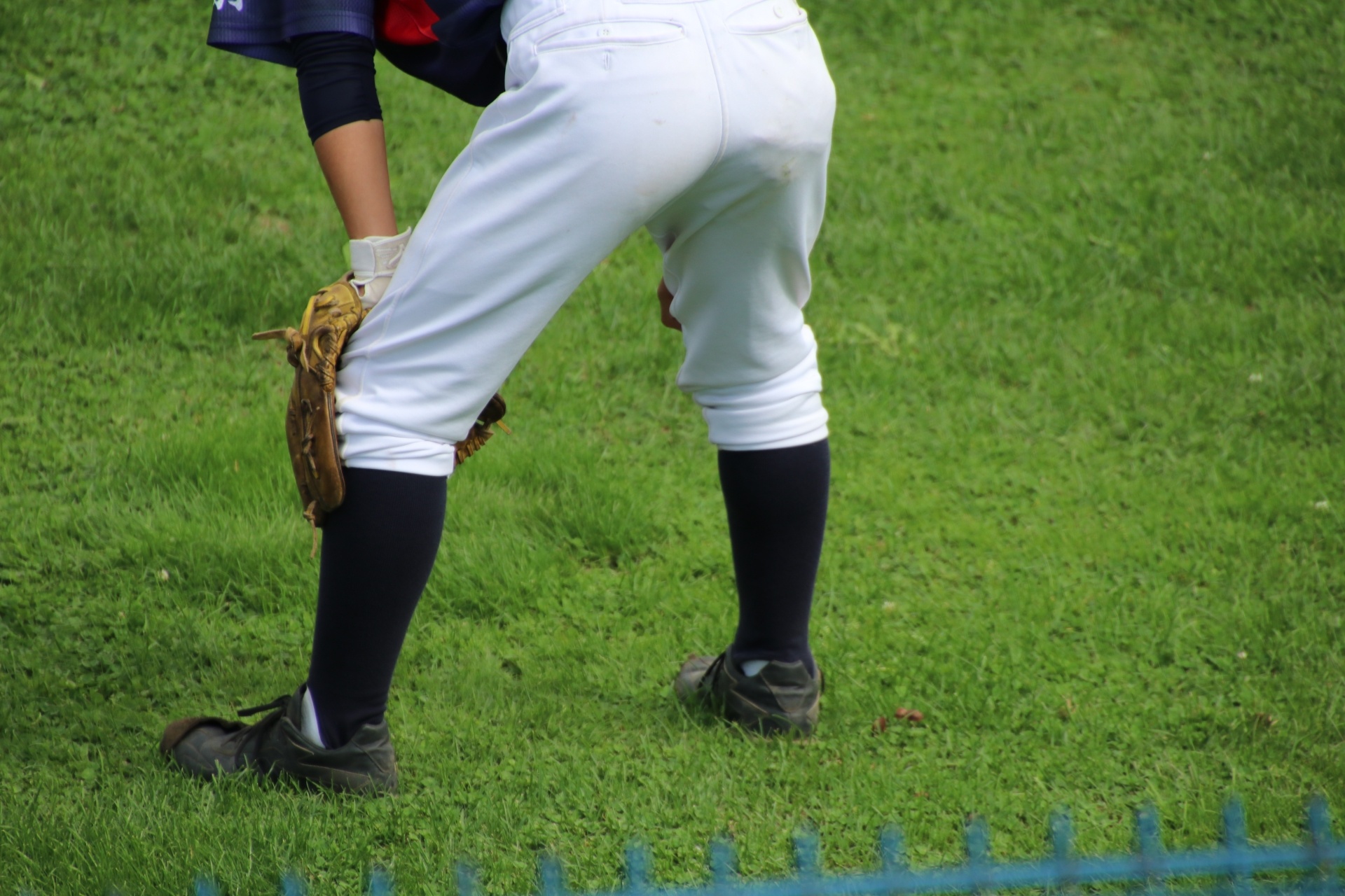 野球のユニフォームを着た少年の写真