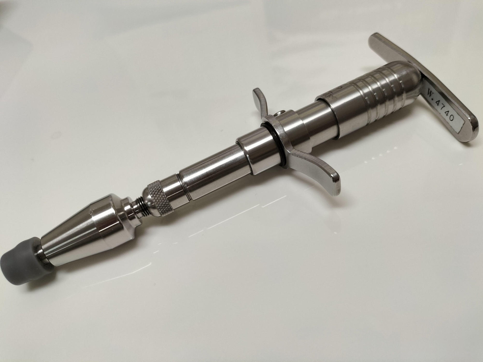 骨格・関節矯正に使用するアクチベーター(カイロプラクティック専用の器具)